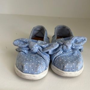 Toddler Size 6 Blue & White Polka Dots TOMS